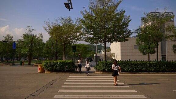 阳光明媚的一天深圳市市民中心公园人行横道慢镜头观看4k中国
