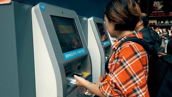 中国北京一名女子在火车站使用自助售票机
