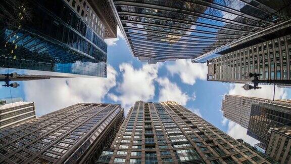 在鱼眼角美国伊利诺伊州芝加哥市中心摩天大楼的上升角度与高楼之间的云反射商业和透视概念
