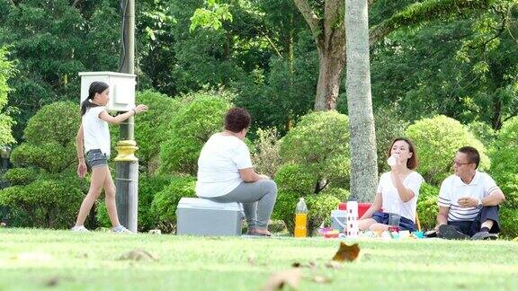 一家人在公园野餐