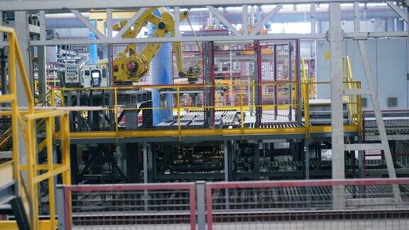 黄色的机器在工厂里搬砖