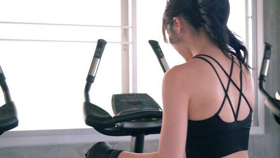 亚洲美女在健身房锻炼保健运动和运动