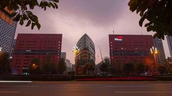 傍晚时分照亮成都市内著名的办公大楼、交通街道时光流逝的4k中国全景