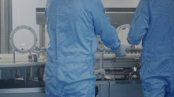 制药实验室里穿着防护服的科学家