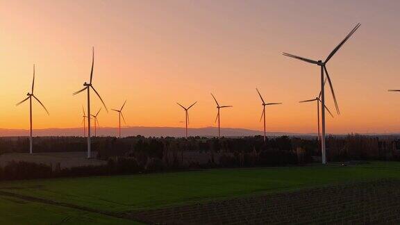 无人机在日落时看到的风力涡轮机农场可再生能源生产