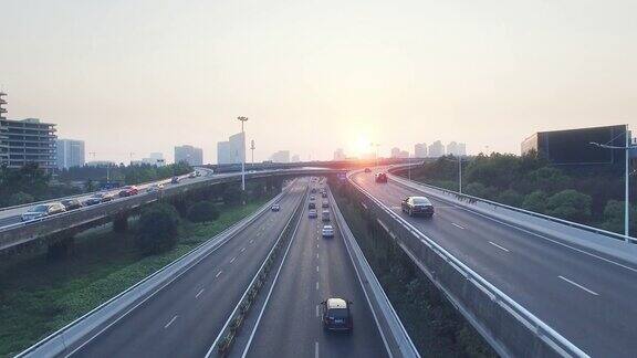 日出时高速公路上繁忙的交通