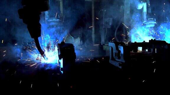 团队工业机器人正在工厂焊接