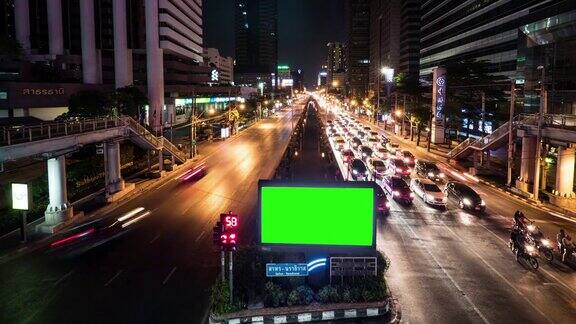 4K:晚上的绿屏广告牌