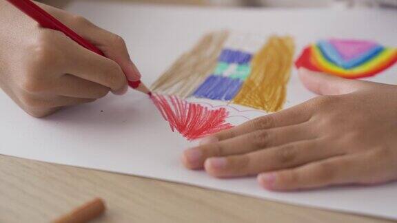 一个有绘画艺术的女孩亚洲小女孩喜欢在纸上涂色