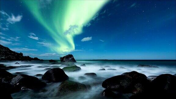 挪威罗浮敦群岛上的北极光