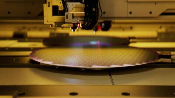 在生产微芯片的先进半导体代工厂生产硅片