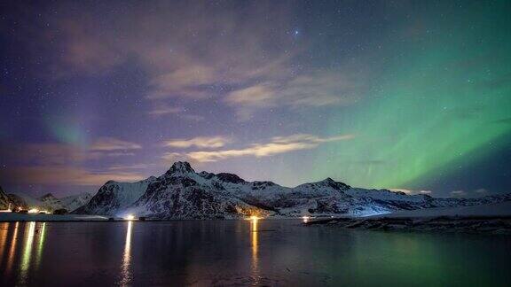 北极光吹过挪威罗浮敦群岛Flakstad海岸线上的雪山