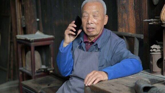中国老年人使用手机