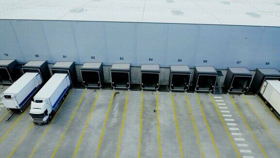 移动空中拍摄的工业仓库装载码头许多卡车和半挂车装载卸载商品