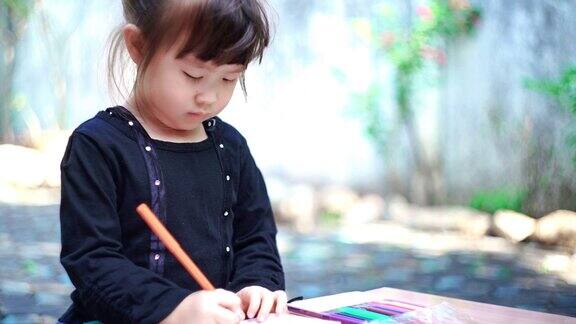 亚洲小女孩在自己家里涂色