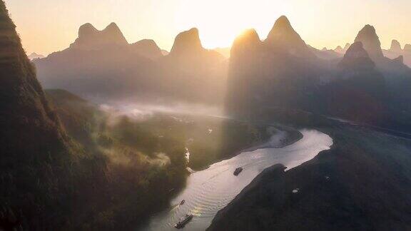 漓江穿过桂林喀斯特峰林是一幅美丽的图画