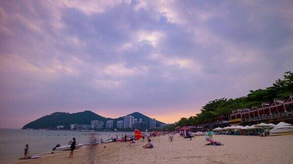 大东海拥挤的海滩全景