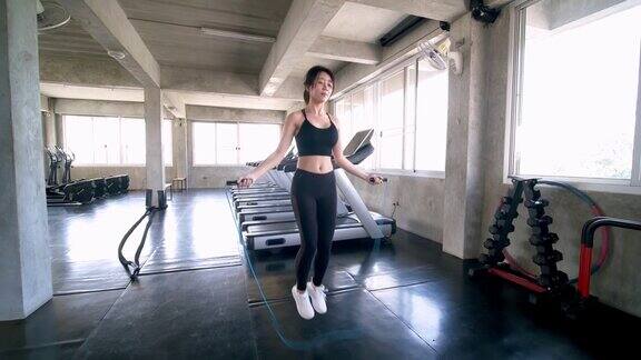亚洲女性在健身房锻炼保健运动和运动慢动作镜头