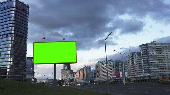 模拟概念城市道路上的绿色广告牌以夜空为背景