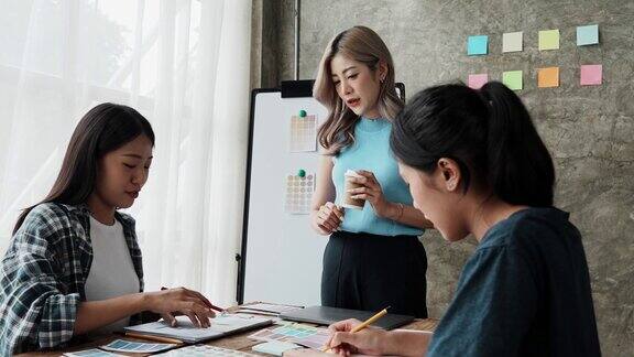 年轻快乐的亚洲女商人一起在创业办公室工作创意团队头脑风暴会议互联网技术商人同事伙伴关系或办公室同事团队合作