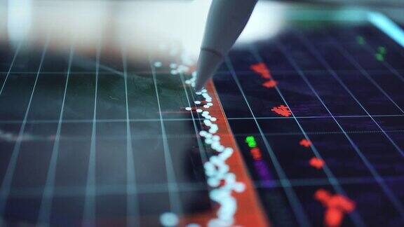 商人在分析股票市场数据的图表特写