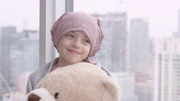 一个身患癌症的女孩拿着毛绒玩具的肖像