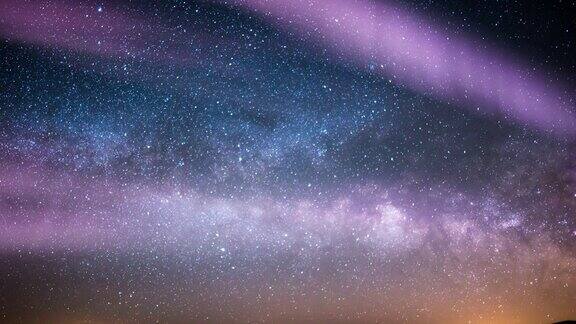 极光和银河紫色地平线向下倾斜