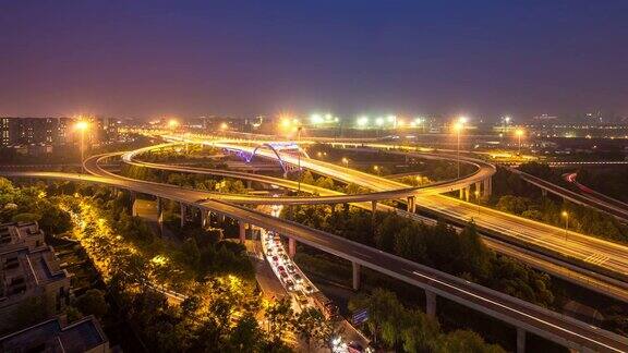 夜晚杭州滨江区与城市景观和交汇处交通繁忙间隔拍摄4k