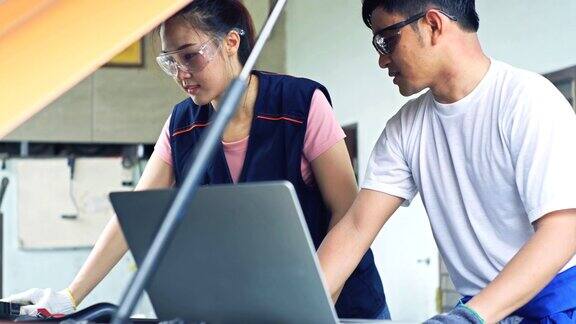 技工和女实习生在汽车修理厂工作