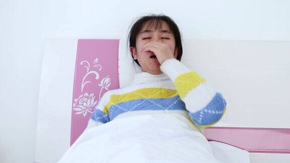 妇女患感冒、生病、发烧、咳嗽、哮喘而卧床不起