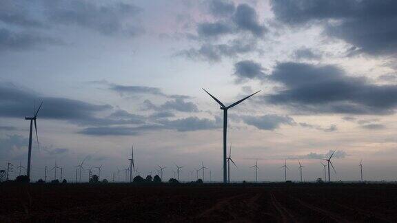 风力涡轮机场迎着黄昏黄昏的天空开展可再生能源业务