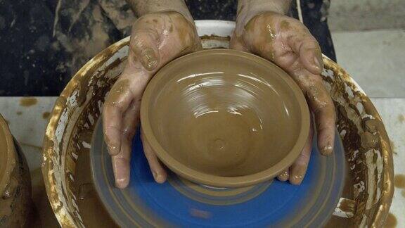 人的手塑陶土在手工作坊里制作陶土陶器