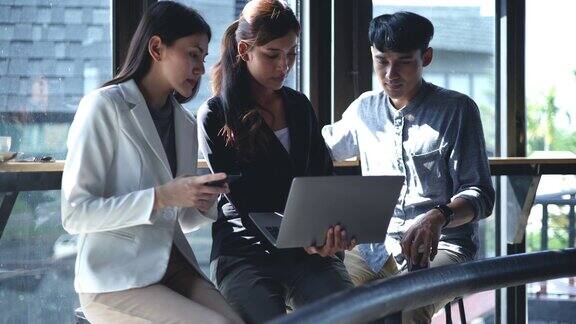 创意商业团队会议和计划项目在咖啡馆与笔记本电脑