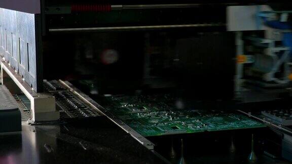 自动贴片机可快速将元件安装在电路板上当板子通过装配线时电子及电路板制造厂