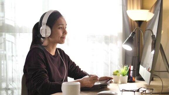 亚洲妇女在家在线学习