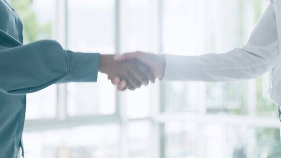 商务人士握手和会面介绍合作或b2b交易在办公室员工在问候、达成协议或团队合作时握手表示感谢或在工作场所招聘