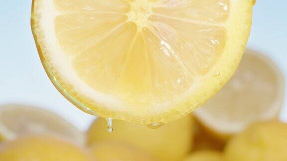 蜂蜜从一片柠檬上滴下来旁边是一堆柠檬片特写镜头
