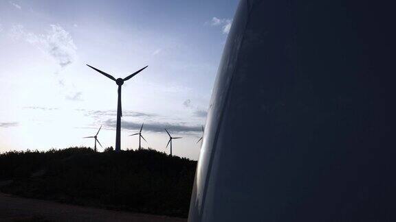 纳瓦拉(西班牙)蓝色风电场日出的景色