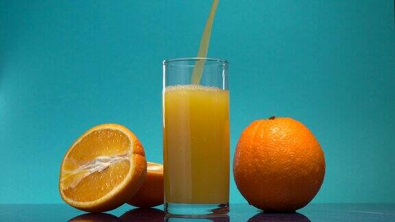 把橙汁倒入玻璃杯