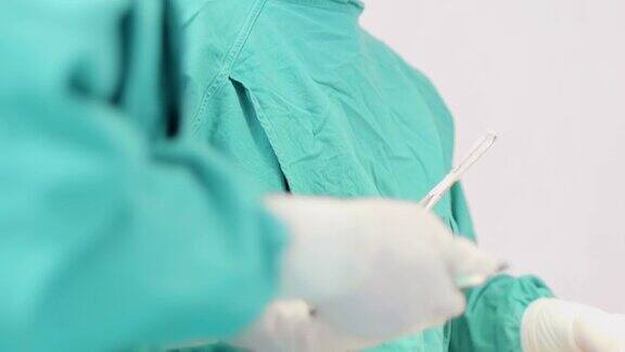 关闭了专业的外科医生和护士穿着手术服在手术室协助危重病人使用医疗器械进行胸外科手术卫生保健、医院、急救医疗
