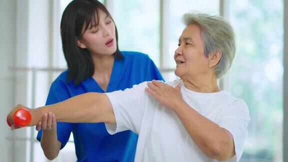 美丽的护士在医院照顾老年妇女锻炼