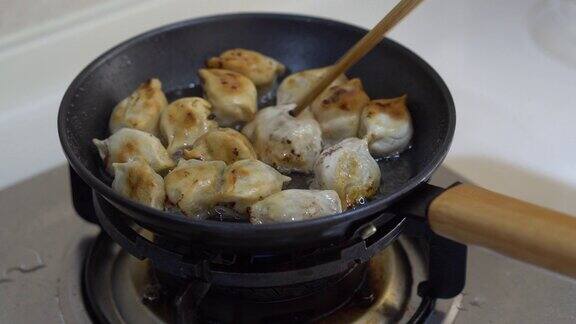 中式烹饪:煎饺子