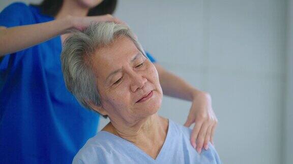 医院护士正在给老年妇女按摩