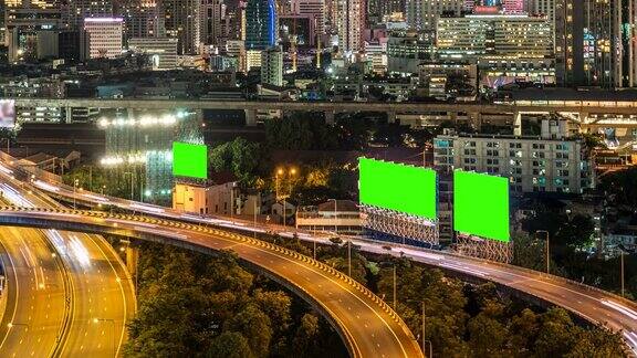 高速公路与广告牌色度键和城市景观在晚上