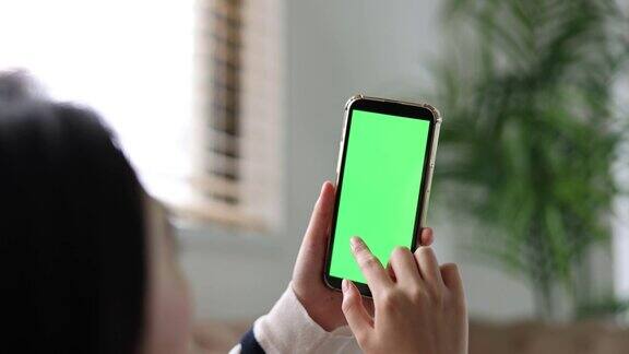 女子使用绿屏智能手机