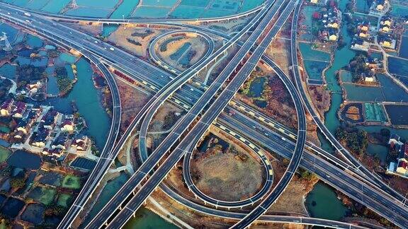 高速公路枢纽的鸟瞰图