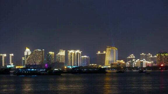 夜晚照亮三亚湾酒店前屋顶全景4k时间推移海南岛中国