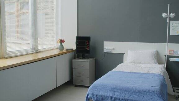 带床和床头柜的现代医院病房