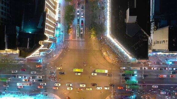 夜间照明海南岛三亚市交通街道空中俯视图4k中国