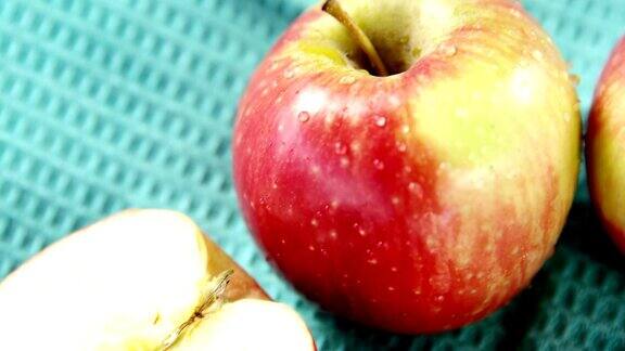 餐巾上的红苹果